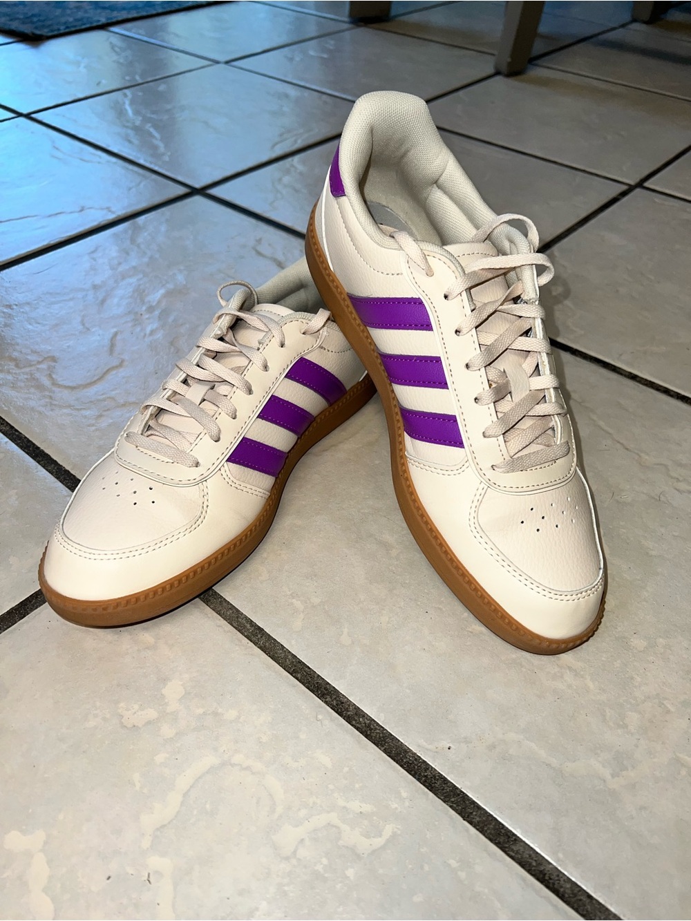adidas breaknet beige Sneakers with Purple Stripes and Gum Sole